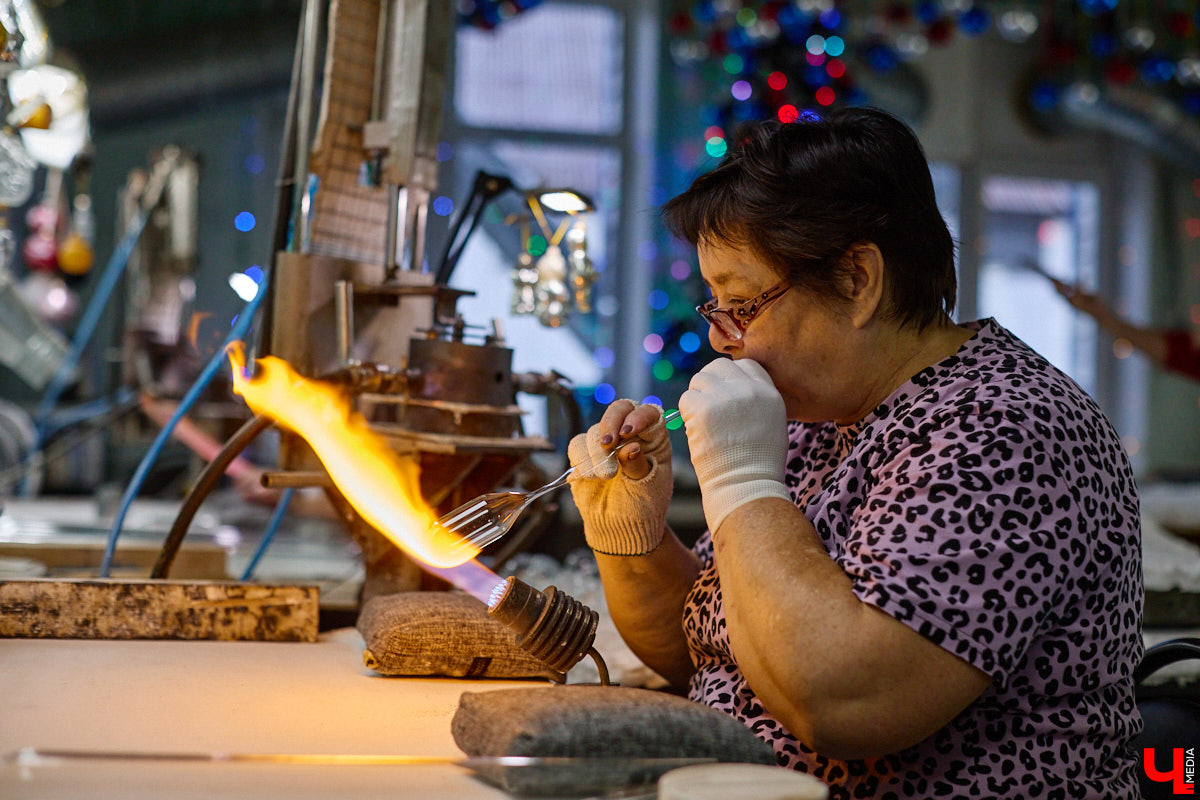 Не многие знают, что в поселке Иванищи Гусь-Хрустального района создают елочные игрушки ручной работы. Их выдувают умельцы на местном заводе, а уже потом во Владимире расписывают художники. Получаются не просто украшения, а настоящие произведения искусства. «Ключ-Медиа» увидел, как рождается зимняя сказка.