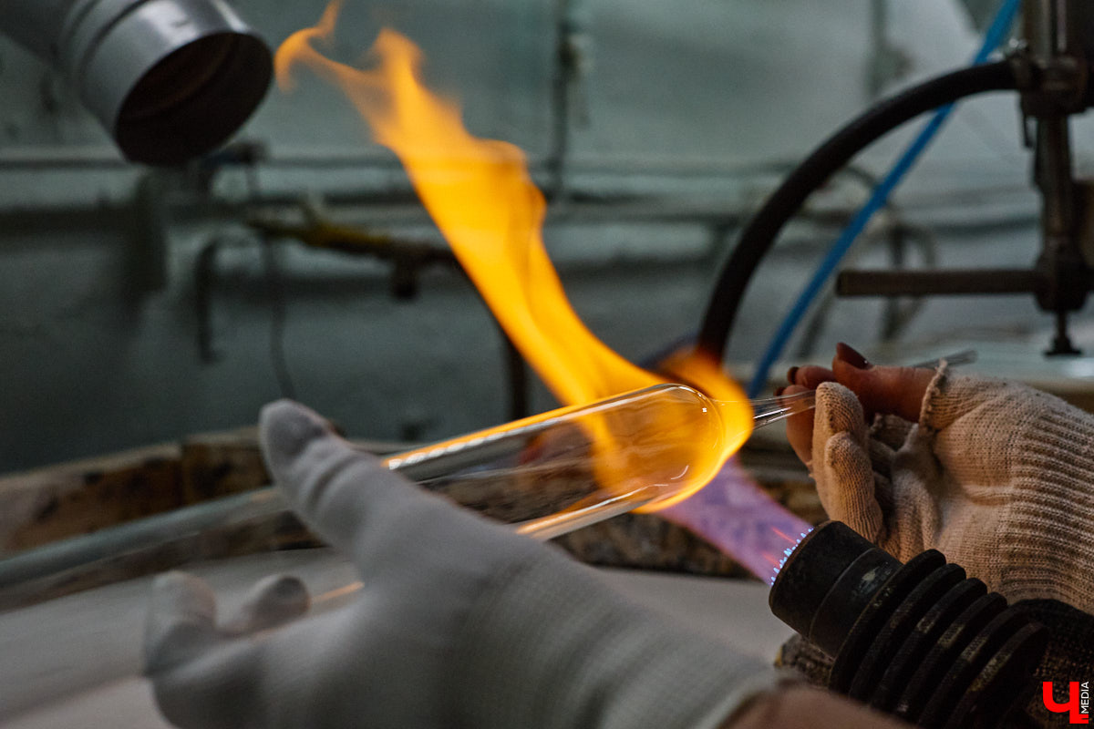 Не многие знают, что в поселке Иванищи Гусь-Хрустального района создают елочные игрушки ручной работы. Их выдувают умельцы на местном заводе, а уже потом во Владимире расписывают художники. Получаются не просто украшения, а настоящие произведения искусства. «Ключ-Медиа» увидел, как рождается зимняя сказка.