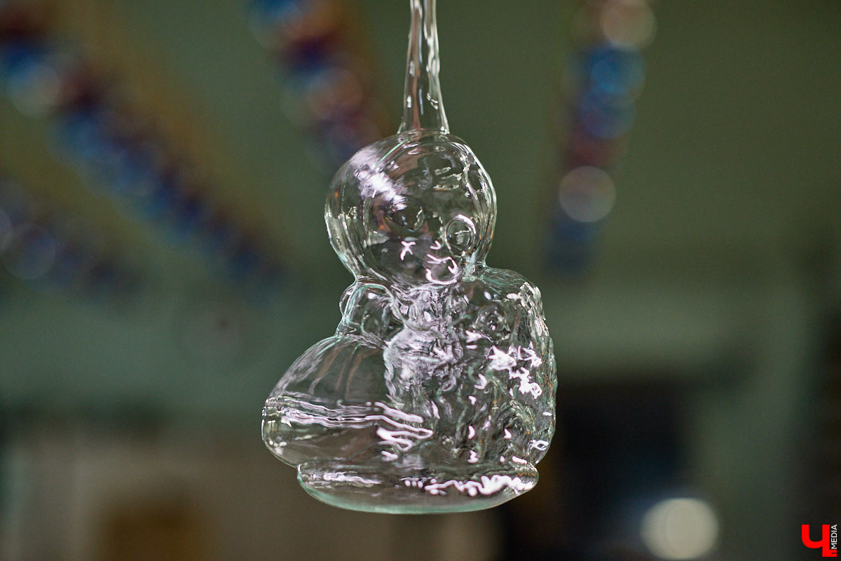 Не многие знают, что в поселке Иванищи Гусь-Хрустального района создают елочные игрушки ручной работы. Их выдувают умельцы на местном заводе, а уже потом во Владимире расписывают художники. Получаются не просто украшения, а настоящие произведения искусства. «Ключ-Медиа» увидел, как рождается зимняя сказка.