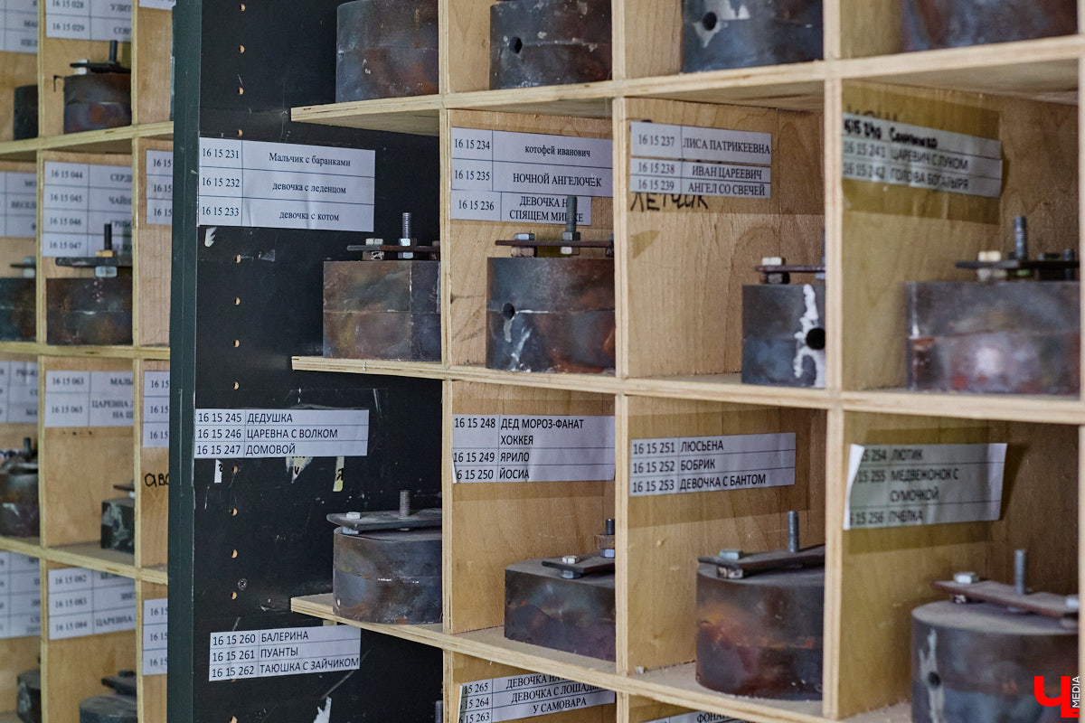 Не многие знают, что в поселке Иванищи Гусь-Хрустального района создают елочные игрушки ручной работы. Их выдувают умельцы на местном заводе, а уже потом во Владимире расписывают художники. Получаются не просто украшения, а настоящие произведения искусства. «Ключ-Медиа» увидел, как рождается зимняя сказка.