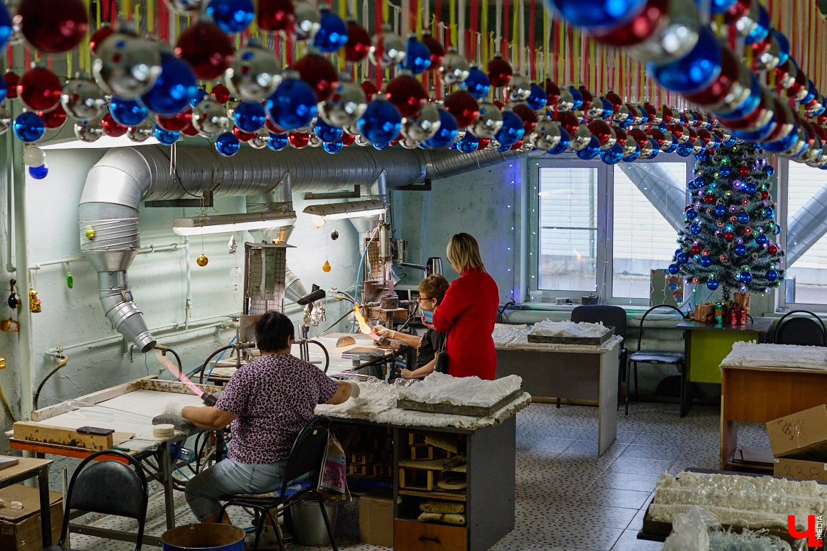 Не многие знают, что в поселке Иванищи Гусь-Хрустального района создают елочные игрушки ручной работы. Их выдувают умельцы на местном заводе, а уже потом во Владимире расписывают художники. Получаются не просто украшения, а настоящие произведения искусства. «Ключ-Медиа» увидел, как рождается зимняя сказка.