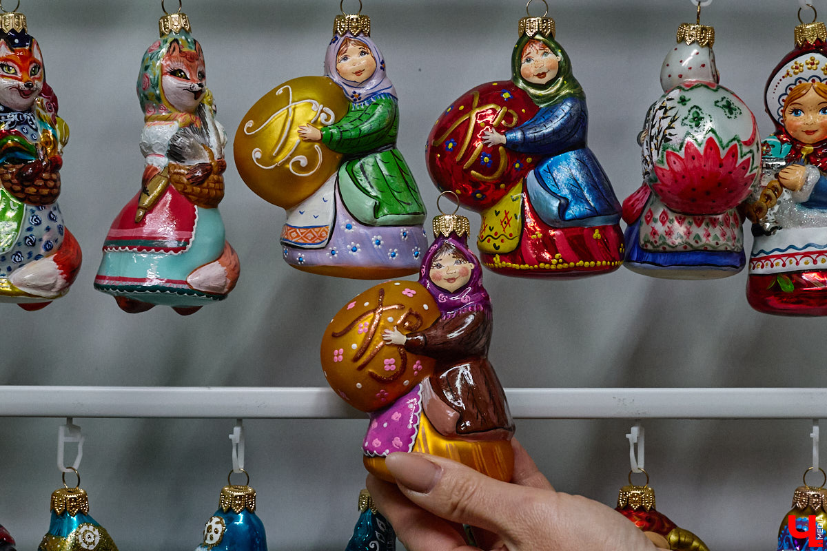 Не многие знают, что в поселке Иванищи Гусь-Хрустального района создают елочные игрушки ручной работы. Их выдувают умельцы на местном заводе, а уже потом во Владимире расписывают художники. Получаются не просто украшения, а настоящие произведения искусства. «Ключ-Медиа» увидел, как рождается зимняя сказка.