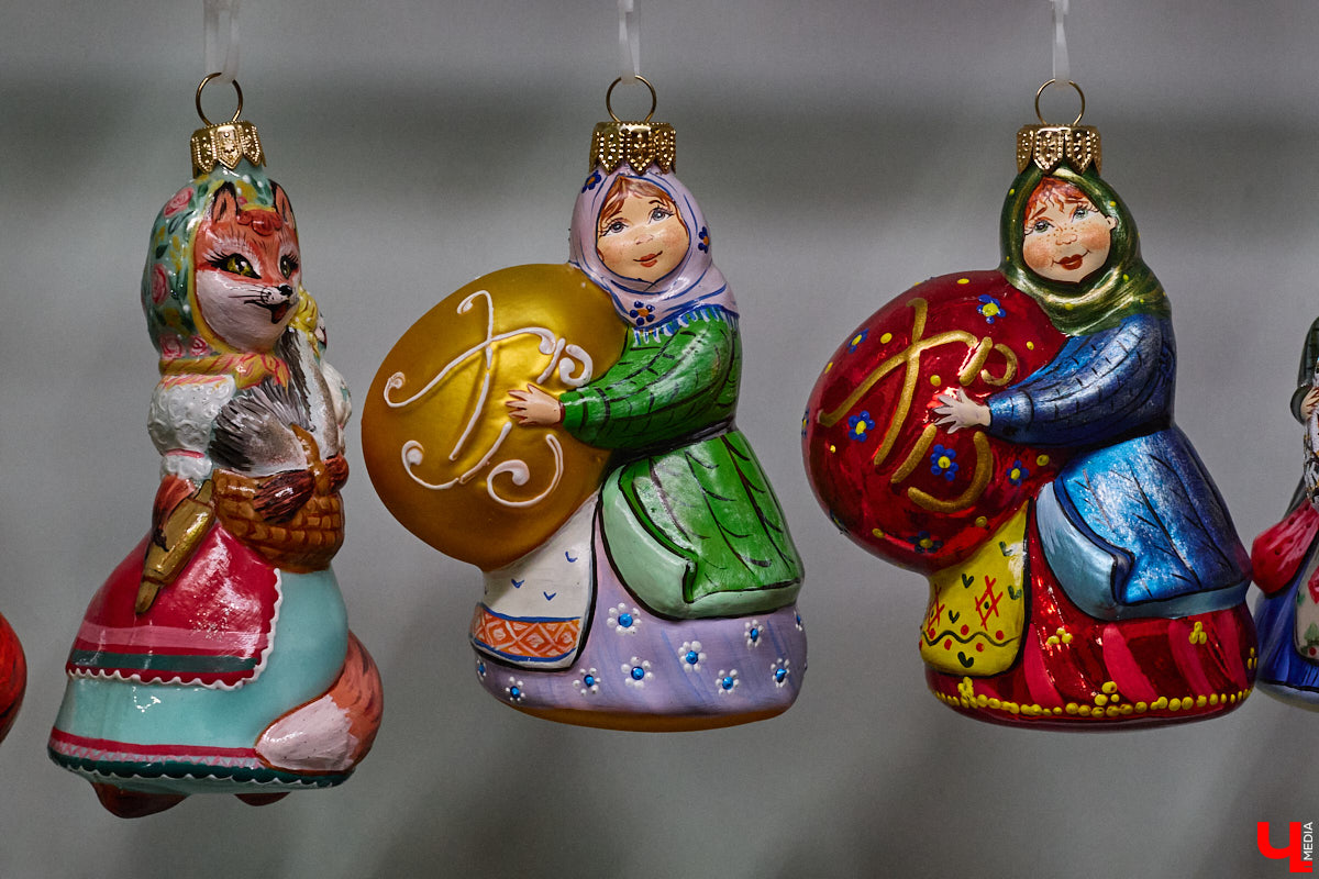 Не многие знают, что в поселке Иванищи Гусь-Хрустального района создают елочные игрушки ручной работы. Их выдувают умельцы на местном заводе, а уже потом во Владимире расписывают художники. Получаются не просто украшения, а настоящие произведения искусства. «Ключ-Медиа» увидел, как рождается зимняя сказка.