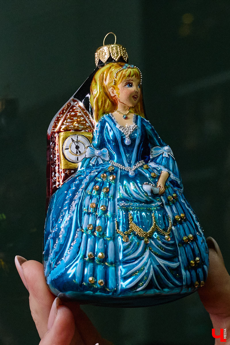 Не многие знают, что в поселке Иванищи Гусь-Хрустального района создают елочные игрушки ручной работы. Их выдувают умельцы на местном заводе, а уже потом во Владимире расписывают художники. Получаются не просто украшения, а настоящие произведения искусства. «Ключ-Медиа» увидел, как рождается зимняя сказка.