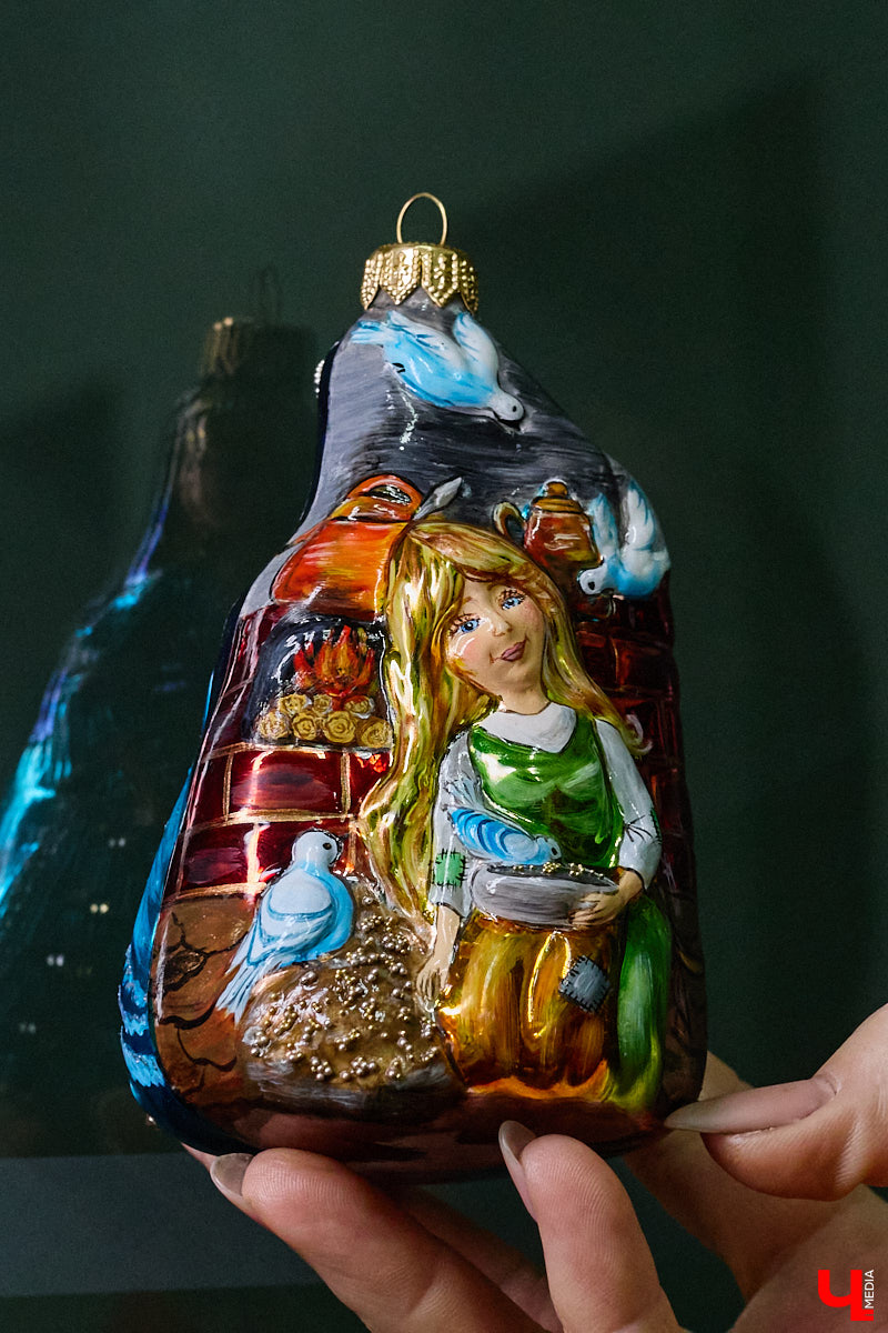 Не многие знают, что в поселке Иванищи Гусь-Хрустального района создают елочные игрушки ручной работы. Их выдувают умельцы на местном заводе, а уже потом во Владимире расписывают художники. Получаются не просто украшения, а настоящие произведения искусства. «Ключ-Медиа» увидел, как рождается зимняя сказка.