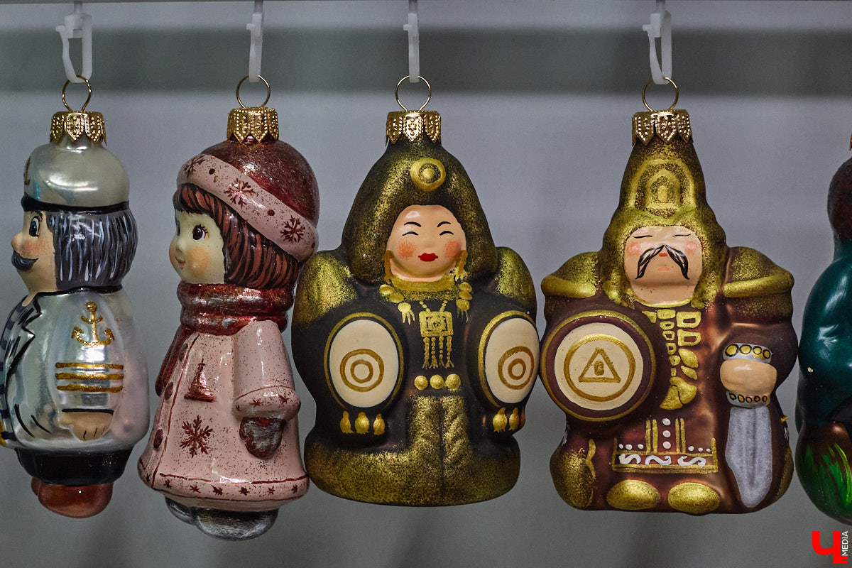 Не многие знают, что в поселке Иванищи Гусь-Хрустального района создают елочные игрушки ручной работы. Их выдувают умельцы на местном заводе, а уже потом во Владимире расписывают художники. Получаются не просто украшения, а настоящие произведения искусства. «Ключ-Медиа» увидел, как рождается зимняя сказка.