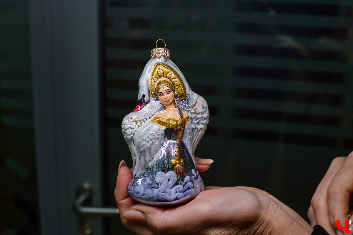 Не многие знают, что в поселке Иванищи Гусь-Хрустального района создают елочные игрушки ручной работы. Их выдувают умельцы на местном заводе, а уже потом во Владимире расписывают художники. Получаются не просто украшения, а настоящие произведения искусства. «Ключ-Медиа» увидел, как рождается зимняя сказка.