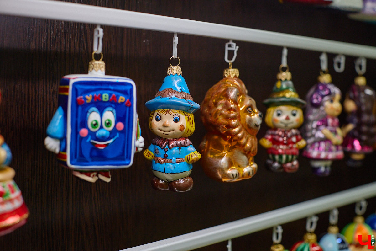 Не многие знают, что в поселке Иванищи Гусь-Хрустального района создают елочные игрушки ручной работы. Их выдувают умельцы на местном заводе, а уже потом во Владимире расписывают художники. Получаются не просто украшения, а настоящие произведения искусства. «Ключ-Медиа» увидел, как рождается зимняя сказка.