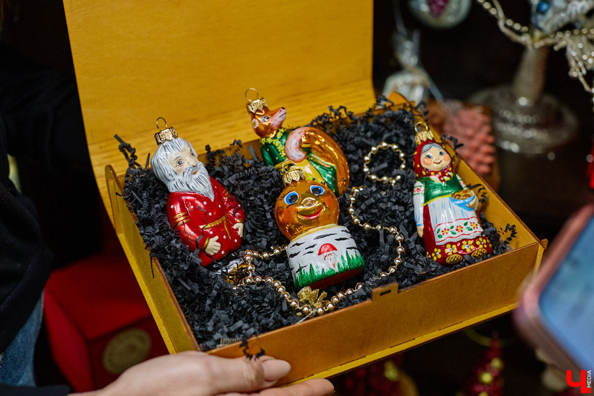 Не многие знают, что в поселке Иванищи Гусь-Хрустального района создают елочные игрушки ручной работы. Их выдувают умельцы на местном заводе, а уже потом во Владимире расписывают художники. Получаются не просто украшения, а настоящие произведения искусства. «Ключ-Медиа» увидел, как рождается зимняя сказка.