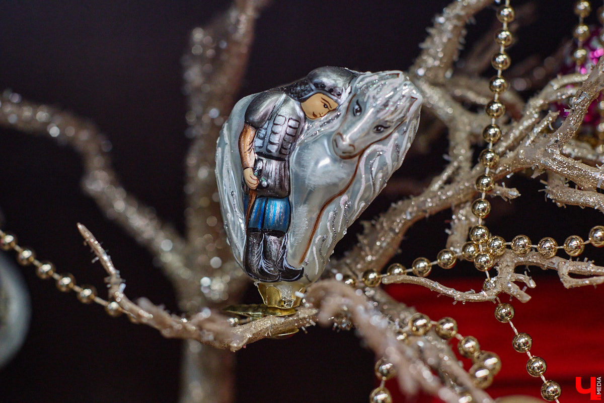 Не многие знают, что в поселке Иванищи Гусь-Хрустального района создают елочные игрушки ручной работы. Их выдувают умельцы на местном заводе, а уже потом во Владимире расписывают художники. Получаются не просто украшения, а настоящие произведения искусства. «Ключ-Медиа» увидел, как рождается зимняя сказка.