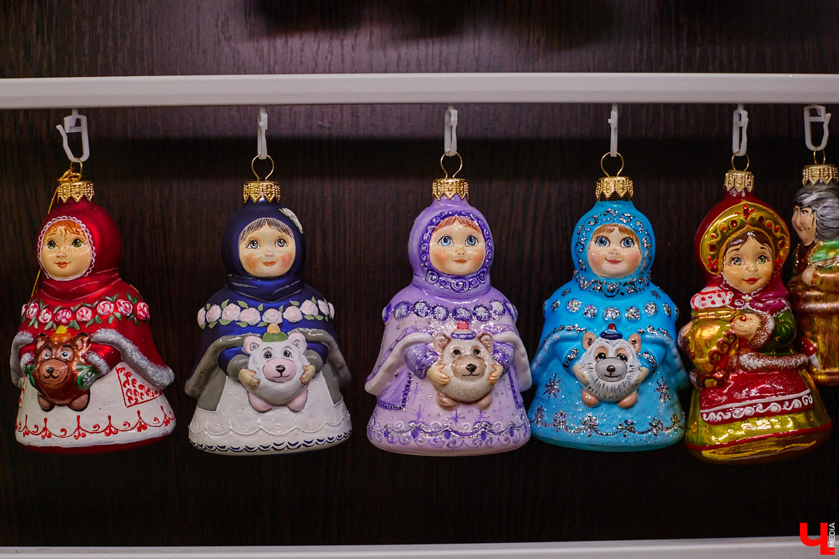 Не многие знают, что в поселке Иванищи Гусь-Хрустального района создают елочные игрушки ручной работы. Их выдувают умельцы на местном заводе, а уже потом во Владимире расписывают художники. Получаются не просто украшения, а настоящие произведения искусства. «Ключ-Медиа» увидел, как рождается зимняя сказка.