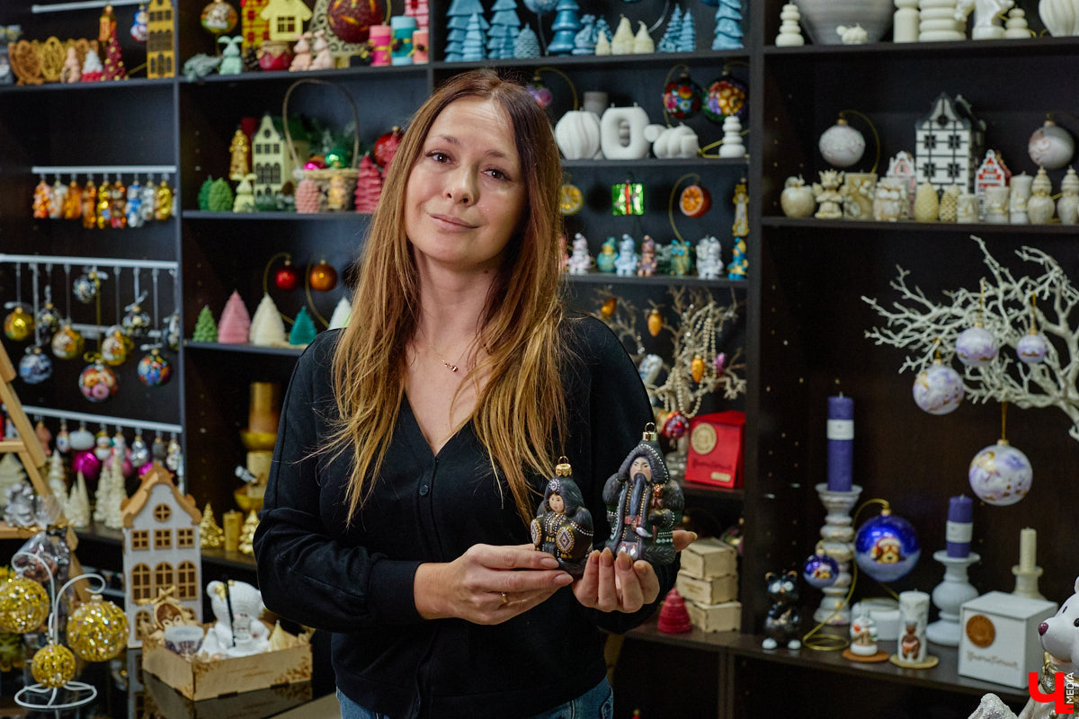 Не многие знают, что в поселке Иванищи Гусь-Хрустального района создают елочные игрушки ручной работы. Их выдувают умельцы на местном заводе, а уже потом во Владимире расписывают художники. Получаются не просто украшения, а настоящие произведения искусства. «Ключ-Медиа» увидел, как рождается зимняя сказка.