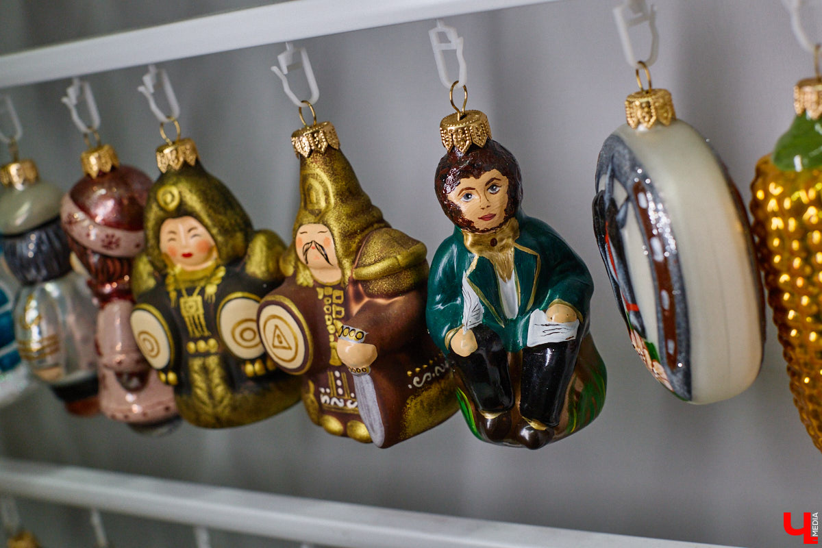 Не многие знают, что в поселке Иванищи Гусь-Хрустального района создают елочные игрушки ручной работы. Их выдувают умельцы на местном заводе, а уже потом во Владимире расписывают художники. Получаются не просто украшения, а настоящие произведения искусства. «Ключ-Медиа» увидел, как рождается зимняя сказка.