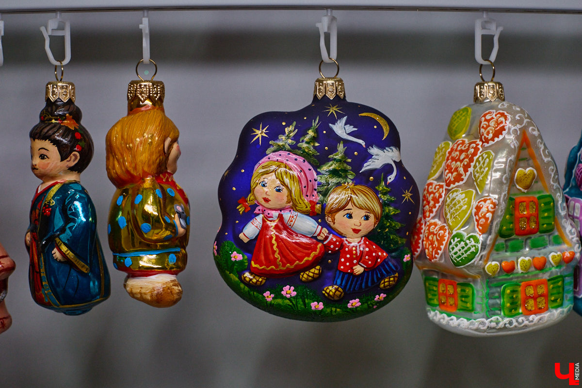 Не многие знают, что в поселке Иванищи Гусь-Хрустального района создают елочные игрушки ручной работы. Их выдувают умельцы на местном заводе, а уже потом во Владимире расписывают художники. Получаются не просто украшения, а настоящие произведения искусства. «Ключ-Медиа» увидел, как рождается зимняя сказка.