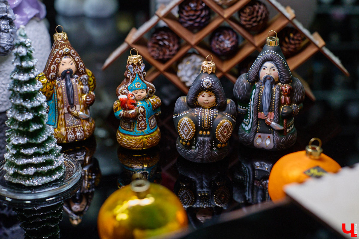 Не многие знают, что в поселке Иванищи Гусь-Хрустального района создают елочные игрушки ручной работы. Их выдувают умельцы на местном заводе, а уже потом во Владимире расписывают художники. Получаются не просто украшения, а настоящие произведения искусства. «Ключ-Медиа» увидел, как рождается зимняя сказка.