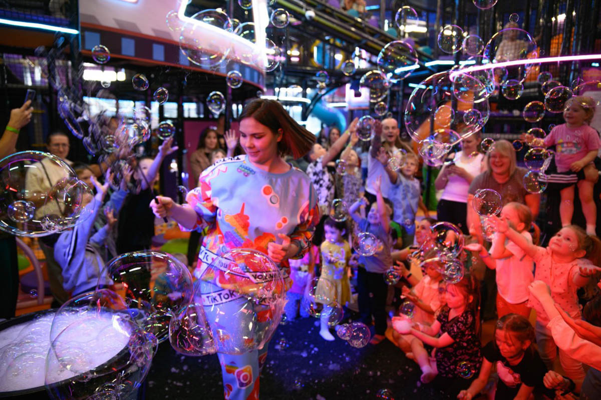 Новый, 2026-й будет годом Огненной Лошади. Поэтому в Активити-Парке «Полярис» предлагают встретить приближающийся праздник весело и шумно! А помогут в этом пушистые ведущие – Зайка и Мишка!