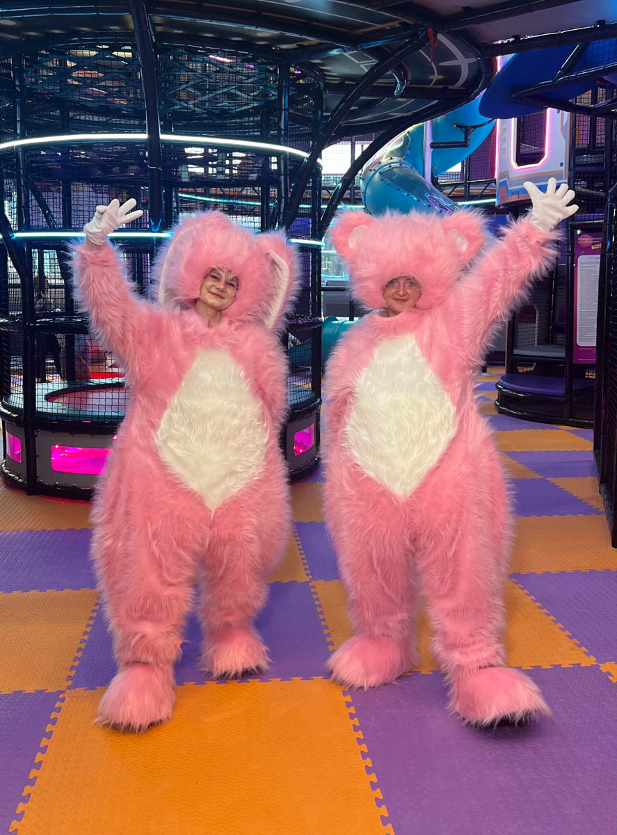 Новый, 2026-й будет годом Огненной Лошади. Поэтому в Активити-Парке «Полярис» предлагают встретить приближающийся праздник весело и шумно! А помогут в этом пушистые ведущие – Зайка и Мишка!