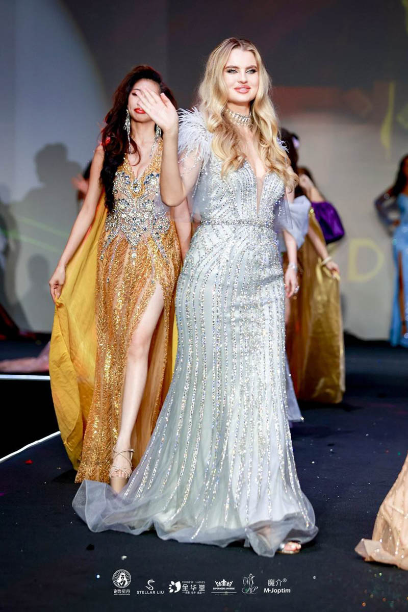 Владимирские красавицы не боятся препятствий и смело идут вперед за заслуженными наградами. Да не простыми, а международными! За сияющими коронами им пришлось лететь сразу в две страны — загадочный Китай и жаркий Египет. «Ключ-Медиа» узнал, какие титулы получили девушки и что для них значат подобные состязания.