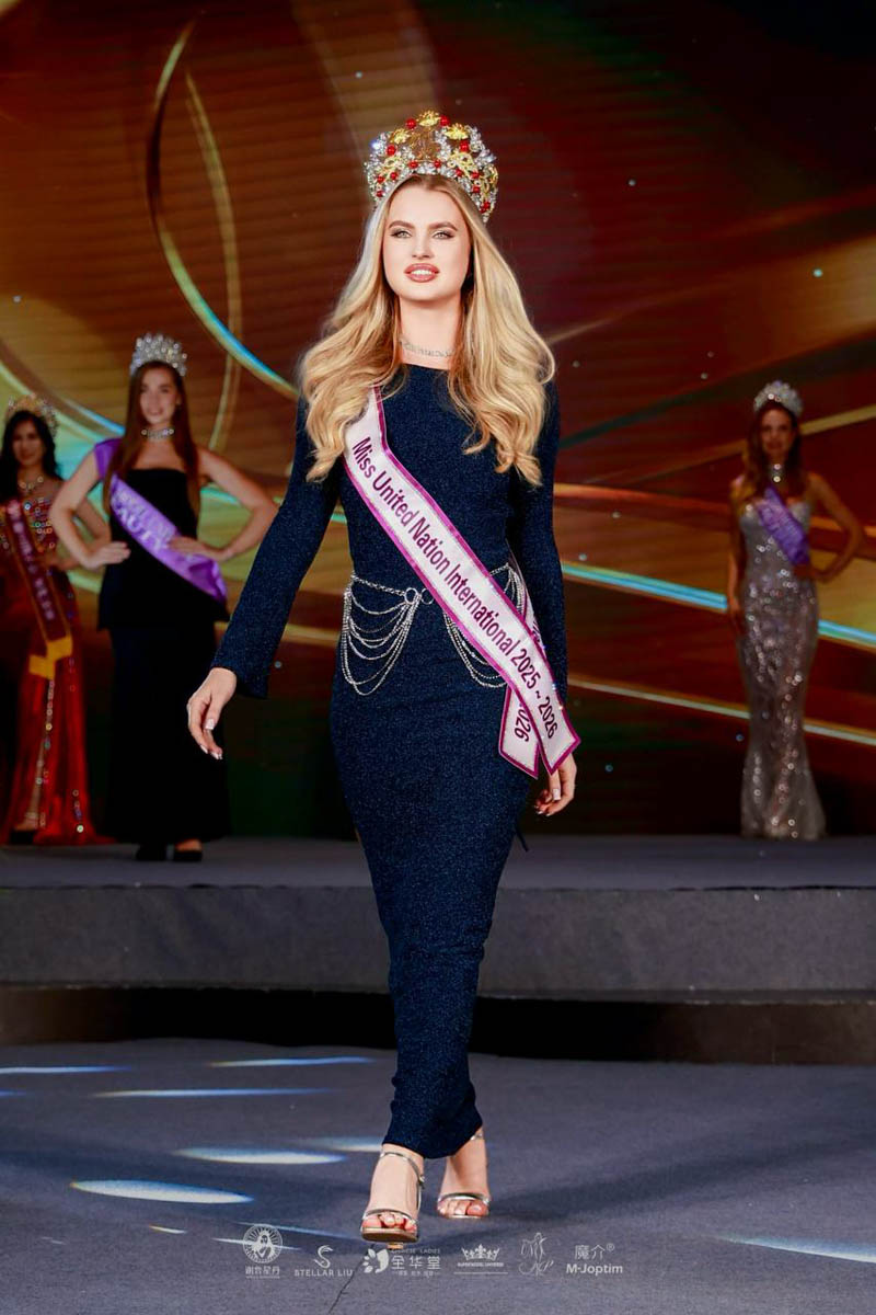 Владимирские красавицы не боятся препятствий и смело идут вперед за заслуженными наградами. Да не простыми, а международными! За сияющими коронами им пришлось лететь сразу в две страны — загадочный Китай и жаркий Египет. «Ключ-Медиа» узнал, какие титулы получили девушки и что для них значат подобные состязания.