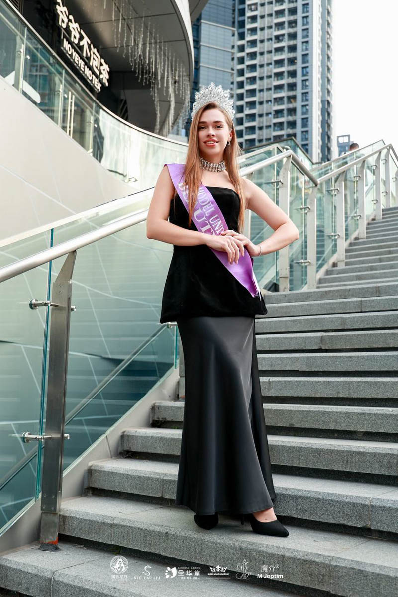 Владимирские красавицы не боятся препятствий и смело идут вперед за заслуженными наградами. Да не простыми, а международными! За сияющими коронами им пришлось лететь сразу в две страны — загадочный Китай и жаркий Египет. «Ключ-Медиа» узнал, какие титулы получили девушки и что для них значат подобные состязания.