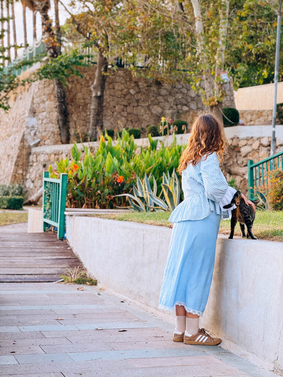 Одной из самых известных туристических точек на карте Турции, без сомнений, является Анталья! Все местные пляжи усеяны многоэтажными отелями, но за ними скрывается совсем иная сторона города. О ней «Ключ-Медиа» рассказала фотограф из Владимира Дарья Воронкова, которая отправилась в страну курортов с мужем далеко не греться под солнцем!