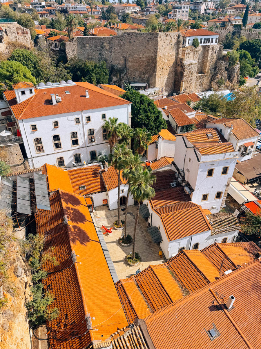 Одной из самых известных туристических точек на карте Турции, без сомнений, является Анталья! Все местные пляжи усеяны многоэтажными отелями, но за ними скрывается совсем иная сторона города. О ней «Ключ-Медиа» рассказала фотограф из Владимира Дарья Воронкова, которая отправилась в страну курортов с мужем далеко не греться под солнцем!