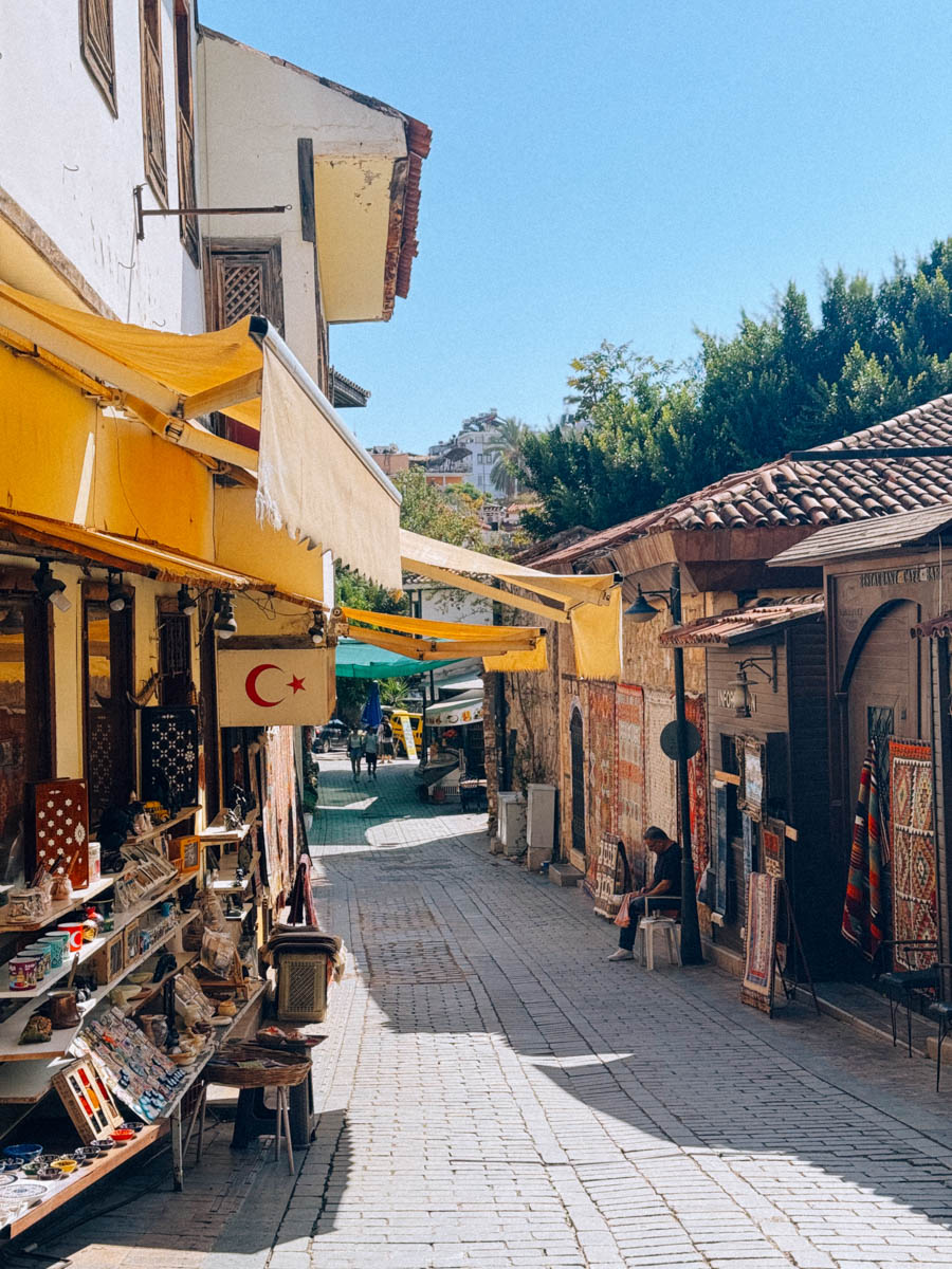 Одной из самых известных туристических точек на карте Турции, без сомнений, является Анталья! Все местные пляжи усеяны многоэтажными отелями, но за ними скрывается совсем иная сторона города. О ней «Ключ-Медиа» рассказала фотограф из Владимира Дарья Воронкова, которая отправилась в страну курортов с мужем далеко не греться под солнцем!