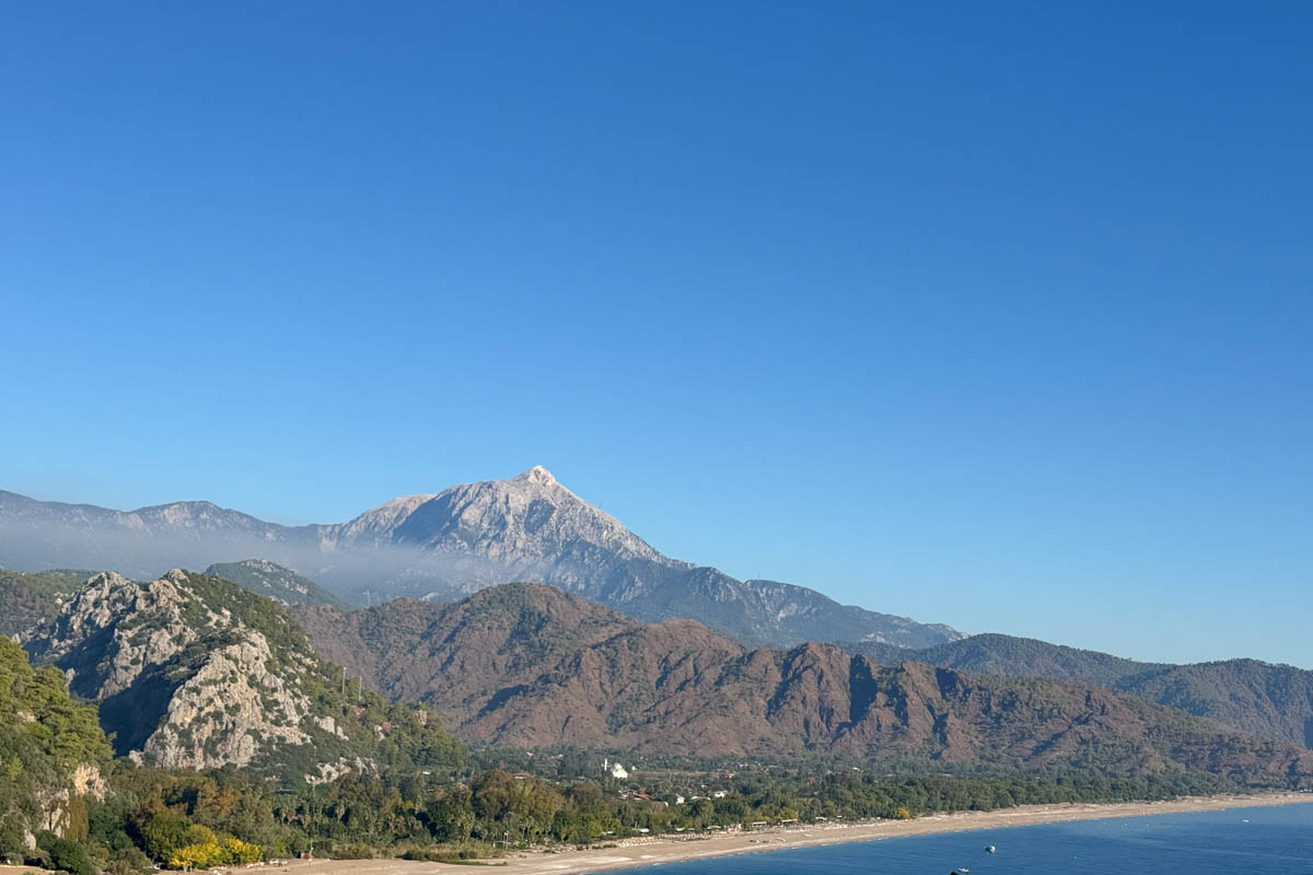 Одной из самых известных туристических точек на карте Турции, без сомнений, является Анталья! Все местные пляжи усеяны многоэтажными отелями, но за ними скрывается совсем иная сторона города. О ней «Ключ-Медиа» рассказала фотограф из Владимира Дарья Воронкова, которая отправилась в страну курортов с мужем далеко не греться под солнцем!