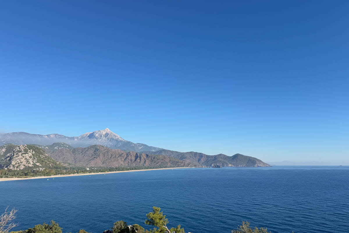 Одной из самых известных туристических точек на карте Турции, без сомнений, является Анталья! Все местные пляжи усеяны многоэтажными отелями, но за ними скрывается совсем иная сторона города. О ней «Ключ-Медиа» рассказала фотограф из Владимира Дарья Воронкова, которая отправилась в страну курортов с мужем далеко не греться под солнцем!