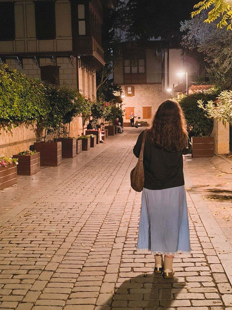 Одной из самых известных туристических точек на карте Турции, без сомнений, является Анталья! Все местные пляжи усеяны многоэтажными отелями, но за ними скрывается совсем иная сторона города. О ней «Ключ-Медиа» рассказала фотограф из Владимира Дарья Воронкова, которая отправилась в страну курортов с мужем далеко не греться под солнцем!