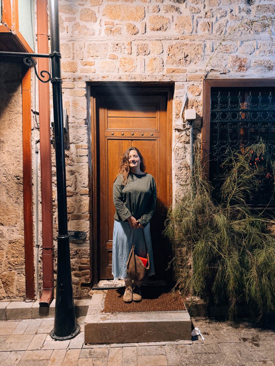 Одной из самых известных туристических точек на карте Турции, без сомнений, является Анталья! Все местные пляжи усеяны многоэтажными отелями, но за ними скрывается совсем иная сторона города. О ней «Ключ-Медиа» рассказала фотограф из Владимира Дарья Воронкова, которая отправилась в страну курортов с мужем далеко не греться под солнцем!