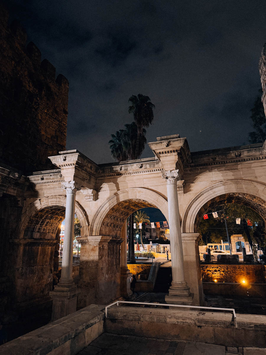 Одной из самых известных туристических точек на карте Турции, без сомнений, является Анталья! Все местные пляжи усеяны многоэтажными отелями, но за ними скрывается совсем иная сторона города. О ней «Ключ-Медиа» рассказала фотограф из Владимира Дарья Воронкова, которая отправилась в страну курортов с мужем далеко не греться под солнцем!