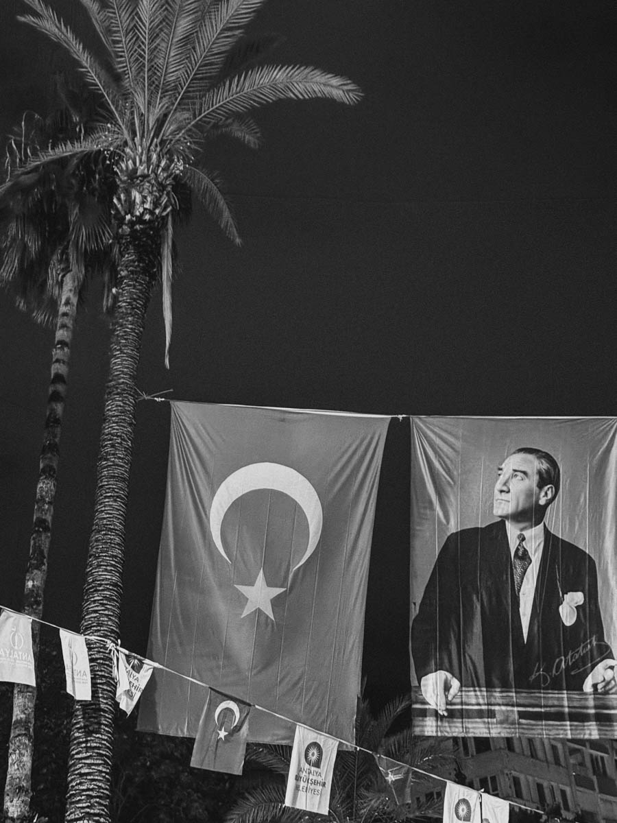 Одной из самых известных туристических точек на карте Турции, без сомнений, является Анталья! Все местные пляжи усеяны многоэтажными отелями, но за ними скрывается совсем иная сторона города. О ней «Ключ-Медиа» рассказала фотограф из Владимира Дарья Воронкова, которая отправилась в страну курортов с мужем далеко не греться под солнцем!