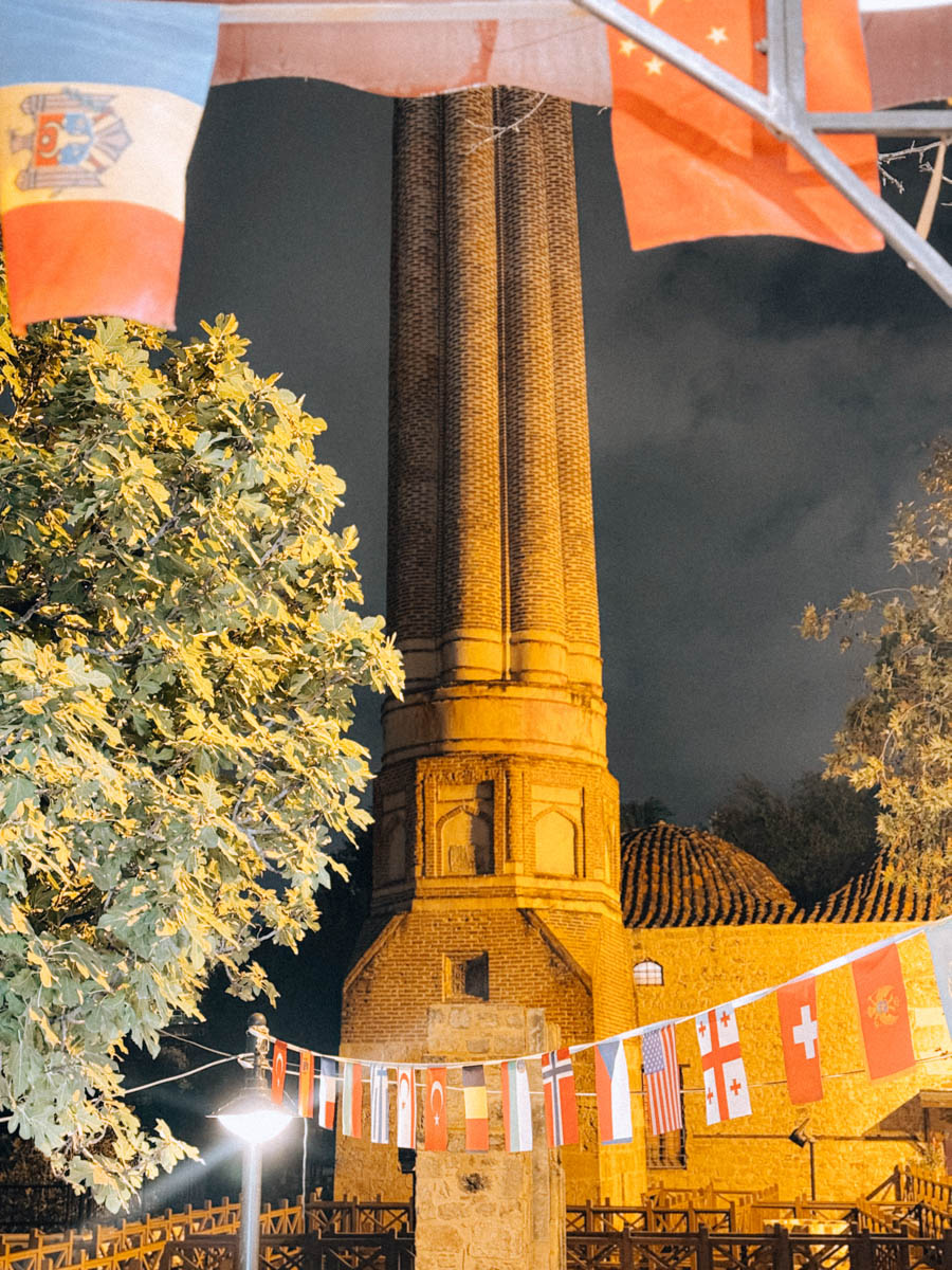 Одной из самых известных туристических точек на карте Турции, без сомнений, является Анталья! Все местные пляжи усеяны многоэтажными отелями, но за ними скрывается совсем иная сторона города. О ней «Ключ-Медиа» рассказала фотограф из Владимира Дарья Воронкова, которая отправилась в страну курортов с мужем далеко не греться под солнцем!