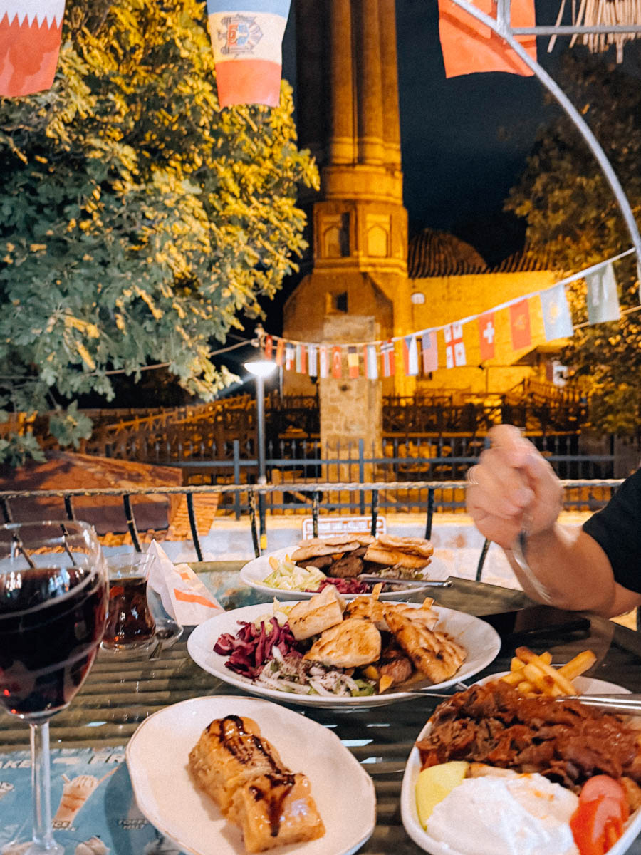 Одной из самых известных туристических точек на карте Турции, без сомнений, является Анталья! Все местные пляжи усеяны многоэтажными отелями, но за ними скрывается совсем иная сторона города. О ней «Ключ-Медиа» рассказала фотограф из Владимира Дарья Воронкова, которая отправилась в страну курортов с мужем далеко не греться под солнцем!