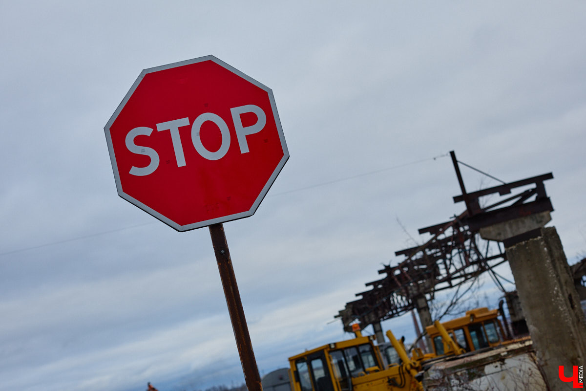 Во Владимире началось строительство новой дорожной артерии, которая соединит улицы Гастелло и Куйбышева. Стоимость участка длиной 600 метров оценена в 266 миллионов рублей. Завершить работы планируют к сентябрю 2026 года, ну а пока «Ключ-Медиа» оценил будущую развязку на старте ее сооружения.