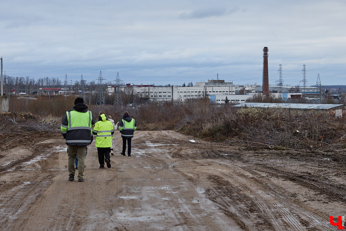 Во Владимире началось строительство новой дорожной артерии, которая соединит улицы Гастелло и Куйбышева. Стоимость участка длиной 600 метров оценена в 266 миллионов рублей. Завершить работы планируют к сентябрю 2026 года, ну а пока «Ключ-Медиа» оценил будущую развязку на старте ее сооружения.