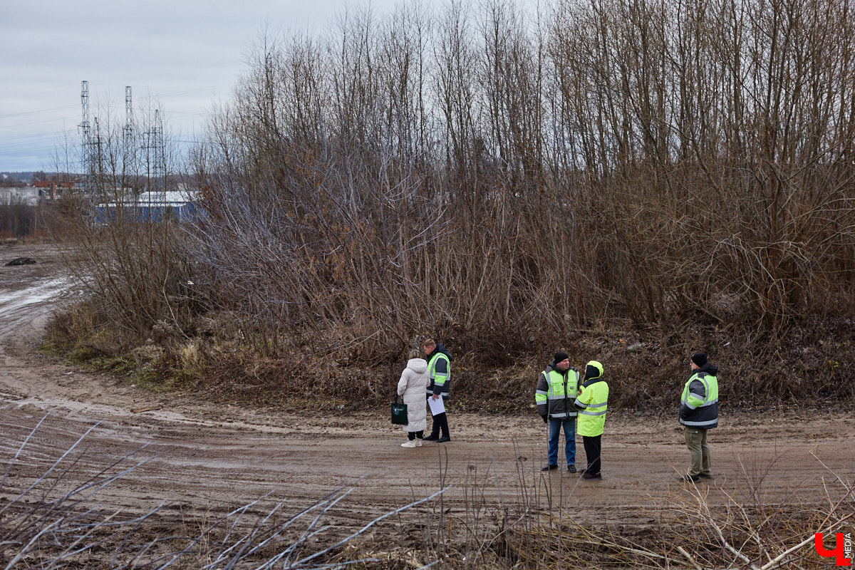Во Владимире началось строительство новой дорожной артерии, которая соединит улицы Гастелло и Куйбышева. Стоимость участка длиной 600 метров оценена в 266 миллионов рублей. Завершить работы планируют к сентябрю 2026 года, ну а пока «Ключ-Медиа» оценил будущую развязку на старте ее сооружения.