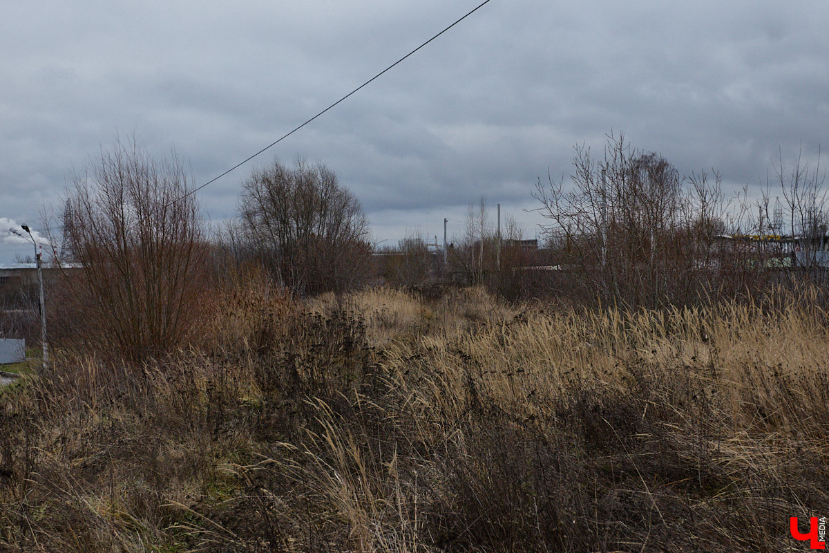 Во Владимире началось строительство новой дорожной артерии, которая соединит улицы Гастелло и Куйбышева. Стоимость участка длиной 600 метров оценена в 266 миллионов рублей. Завершить работы планируют к сентябрю 2026 года, ну а пока «Ключ-Медиа» оценил будущую развязку на старте ее сооружения.