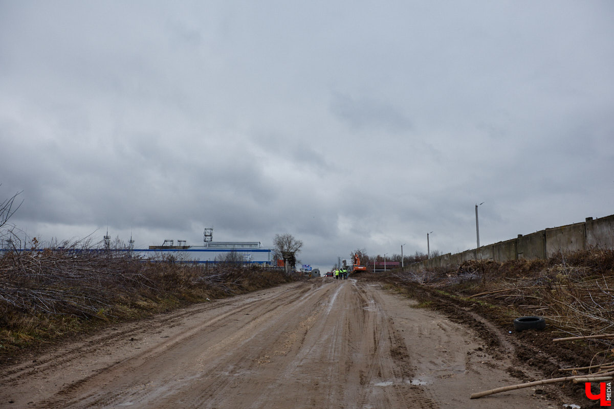 Во Владимире началось строительство новой дорожной артерии, которая соединит улицы Гастелло и Куйбышева. Стоимость участка длиной 600 метров оценена в 266 миллионов рублей. Завершить работы планируют к сентябрю 2026 года, ну а пока «Ключ-Медиа» оценил будущую развязку на старте ее сооружения.