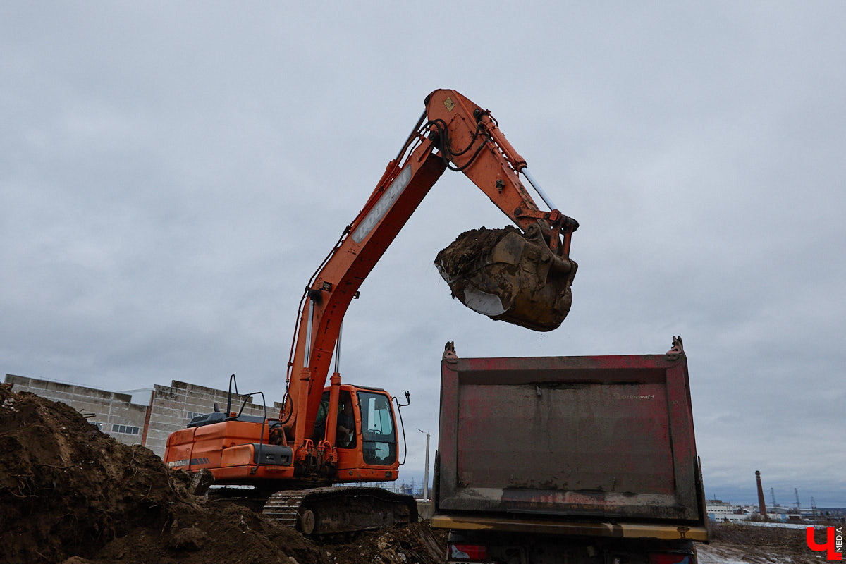 Во Владимире началось строительство новой дорожной артерии, которая соединит улицы Гастелло и Куйбышева. Стоимость участка длиной 600 метров оценена в 266 миллионов рублей. Завершить работы планируют к сентябрю 2026 года, ну а пока «Ключ-Медиа» оценил будущую развязку на старте ее сооружения.