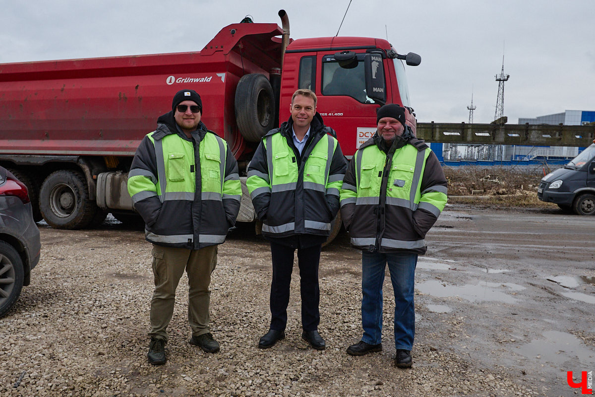 Во Владимире началось строительство новой дорожной артерии, которая соединит улицы Гастелло и Куйбышева. Стоимость участка длиной 600 метров оценена в 266 миллионов рублей. Завершить работы планируют к сентябрю 2026 года, ну а пока «Ключ-Медиа» оценил будущую развязку на старте ее сооружения.