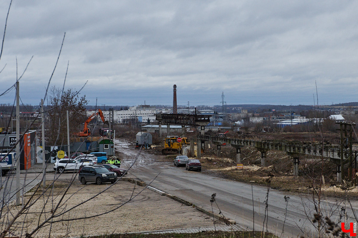 Во Владимире началось строительство новой дорожной артерии, которая соединит улицы Гастелло и Куйбышева. Стоимость участка длиной 600 метров оценена в 266 миллионов рублей. Завершить работы планируют к сентябрю 2026 года, ну а пока «Ключ-Медиа» оценил будущую развязку на старте ее сооружения.