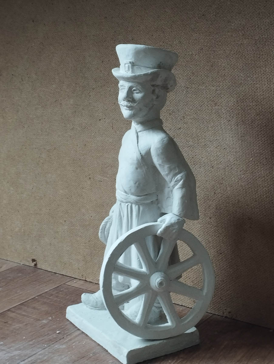 Скульптор из Мурома сделал металлическую ёлку, а владимирский мастер — нового бронзового суздальчонка. Одна конструкция тяжелая и большая, вторая размером всего в несколько сантиметров. Но обе фигуры абсолютно точно заслуживают внимания. «Ключ-Медиа» пообщался с авторами оригинальных работ.