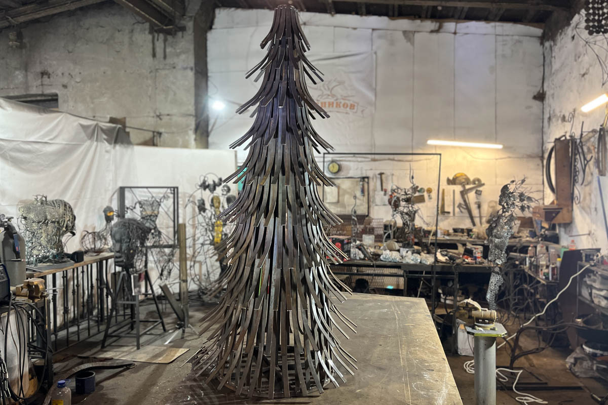 Скульптор из Мурома сделал металлическую ёлку, а владимирский мастер — нового бронзового суздальчонка. Одна конструкция тяжелая и большая, вторая размером всего в несколько сантиметров. Но обе фигуры абсолютно точно заслуживают внимания. «Ключ-Медиа» пообщался с авторами оригинальных работ.