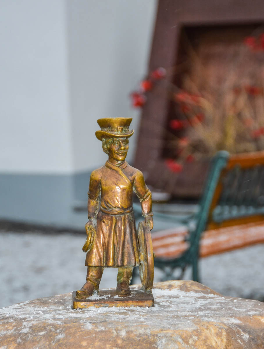 Скульптор из Мурома сделал металлическую ёлку, а владимирский мастер — нового бронзового суздальчонка. Одна конструкция тяжелая и большая, вторая размером всего в несколько сантиметров. Но обе фигуры абсолютно точно заслуживают внимания. «Ключ-Медиа» пообщался с авторами оригинальных работ.