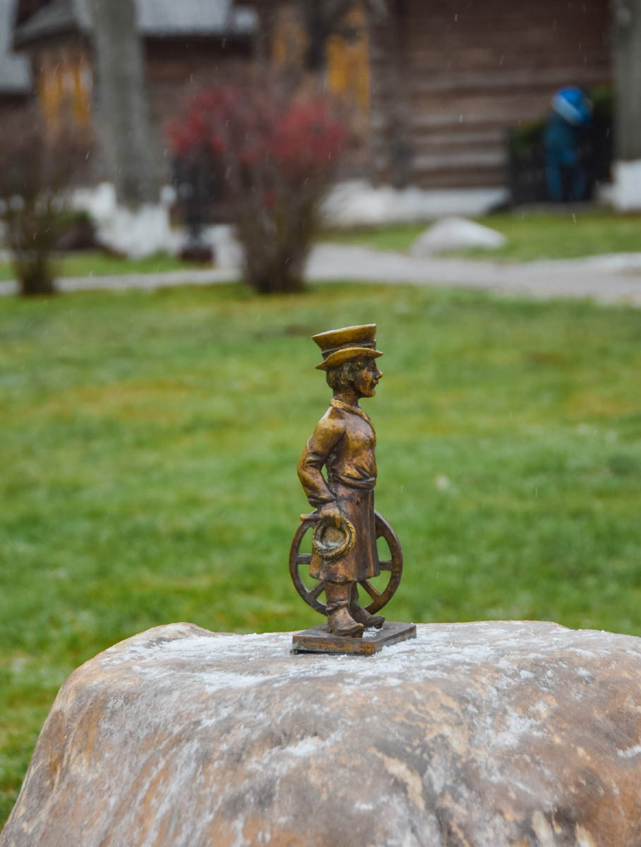 Скульптор из Мурома сделал металлическую ёлку, а владимирский мастер — нового бронзового суздальчонка. Одна конструкция тяжелая и большая, вторая размером всего в несколько сантиметров. Но обе фигуры абсолютно точно заслуживают внимания. «Ключ-Медиа» пообщался с авторами оригинальных работ.