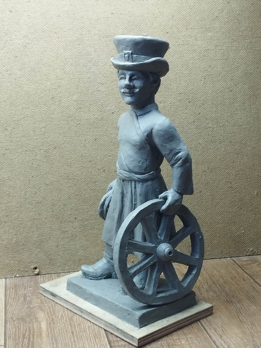 Скульптор из Мурома сделал металлическую ёлку, а владимирский мастер — нового бронзового суздальчонка. Одна конструкция тяжелая и большая, вторая размером всего в несколько сантиметров. Но обе фигуры абсолютно точно заслуживают внимания. «Ключ-Медиа» пообщался с авторами оригинальных работ.