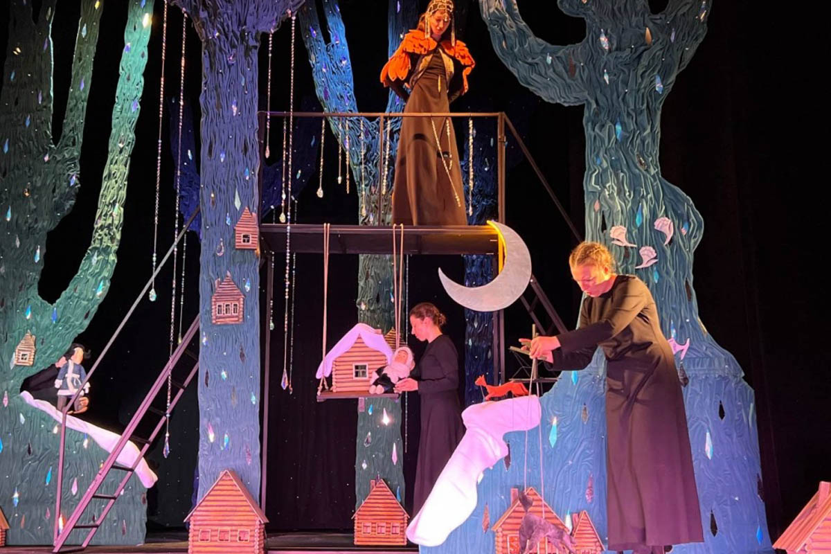 До главного зимнего праздника осталось чуть больше месяца, а значит, мамам и папам пора определяться, куда сводить своих непосед. Благо во Владимире запланировано немало новогодних представлений, которые понравятся как малышам, так и ребятам постарше. «Ключ-Медиа» собрал все мероприятия для детей в областном центре, которые пройдут накануне 2026-го, а также в январские каникулы.