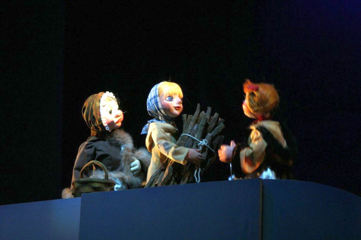 До главного зимнего праздника осталось чуть больше месяца, а значит, мамам и папам пора определяться, куда сводить своих непосед. Благо во Владимире запланировано немало новогодних представлений, которые понравятся как малышам, так и ребятам постарше. «Ключ-Медиа» собрал все мероприятия для детей в областном центре, которые пройдут накануне 2026-го, а также в январские каникулы.